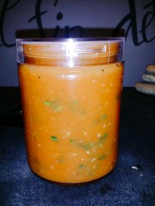 Salsa casera de tomate con albahaca